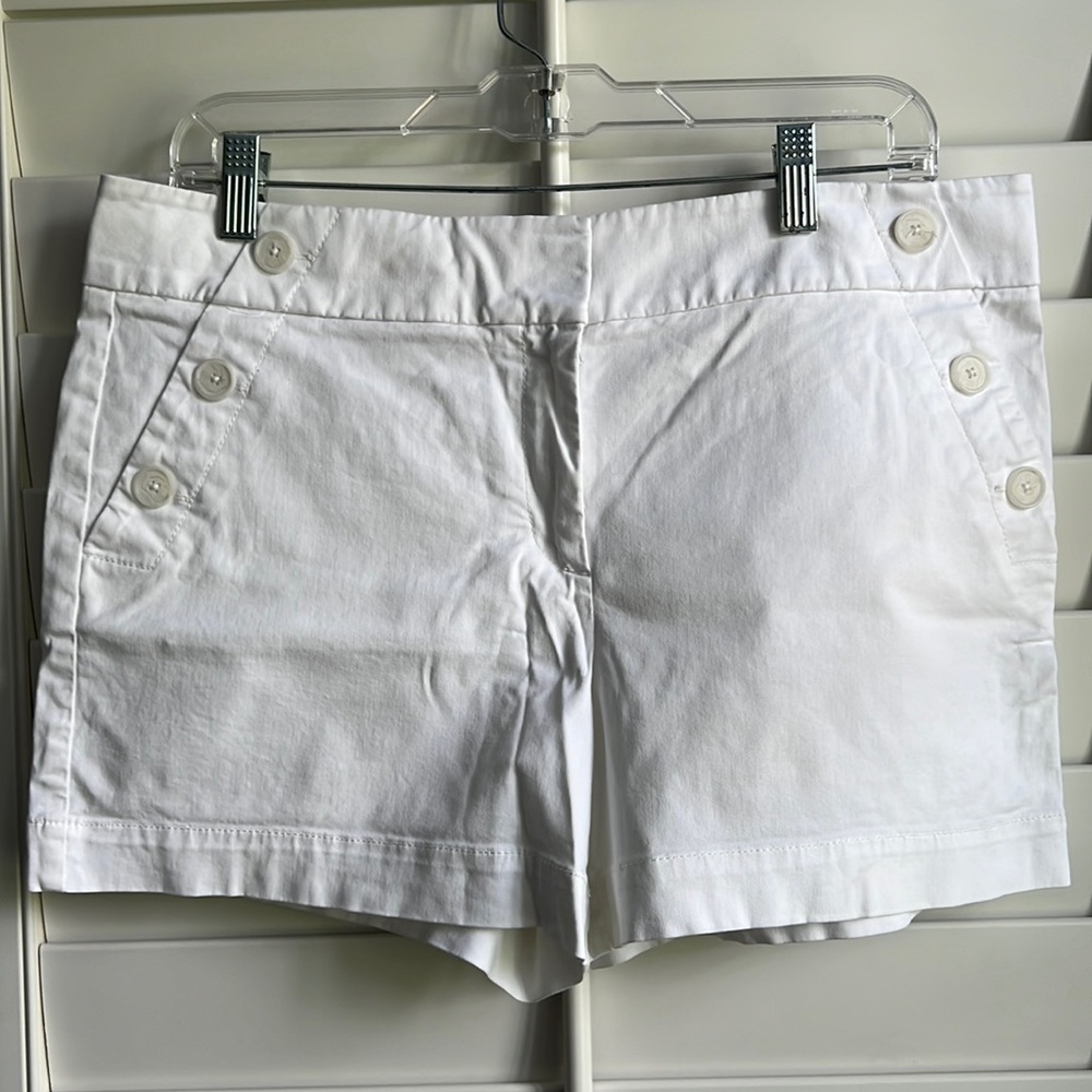 Ann Taylor LOFT “The Riviera Short” in White, Size 8, 4” inseam. Excelle…
